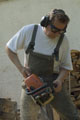 Click to see it big Ich mit Kettensäge, Impression aus dem Atelier